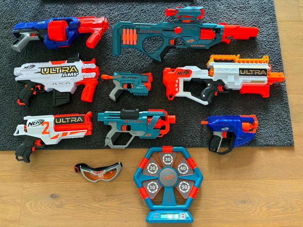 8 Nerf geweren + groot pakket darts/pijltjes, Ophalen, Zo goed als nieuw