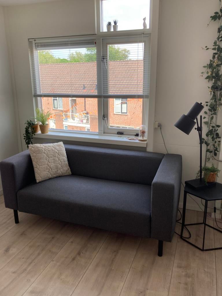 Leuke 2 persoons bank / bankje grijs als nieuw, Huis en Inrichting, Ophalen, 150 tot 200 cm, Tweepersoons, 75 tot 100 cm