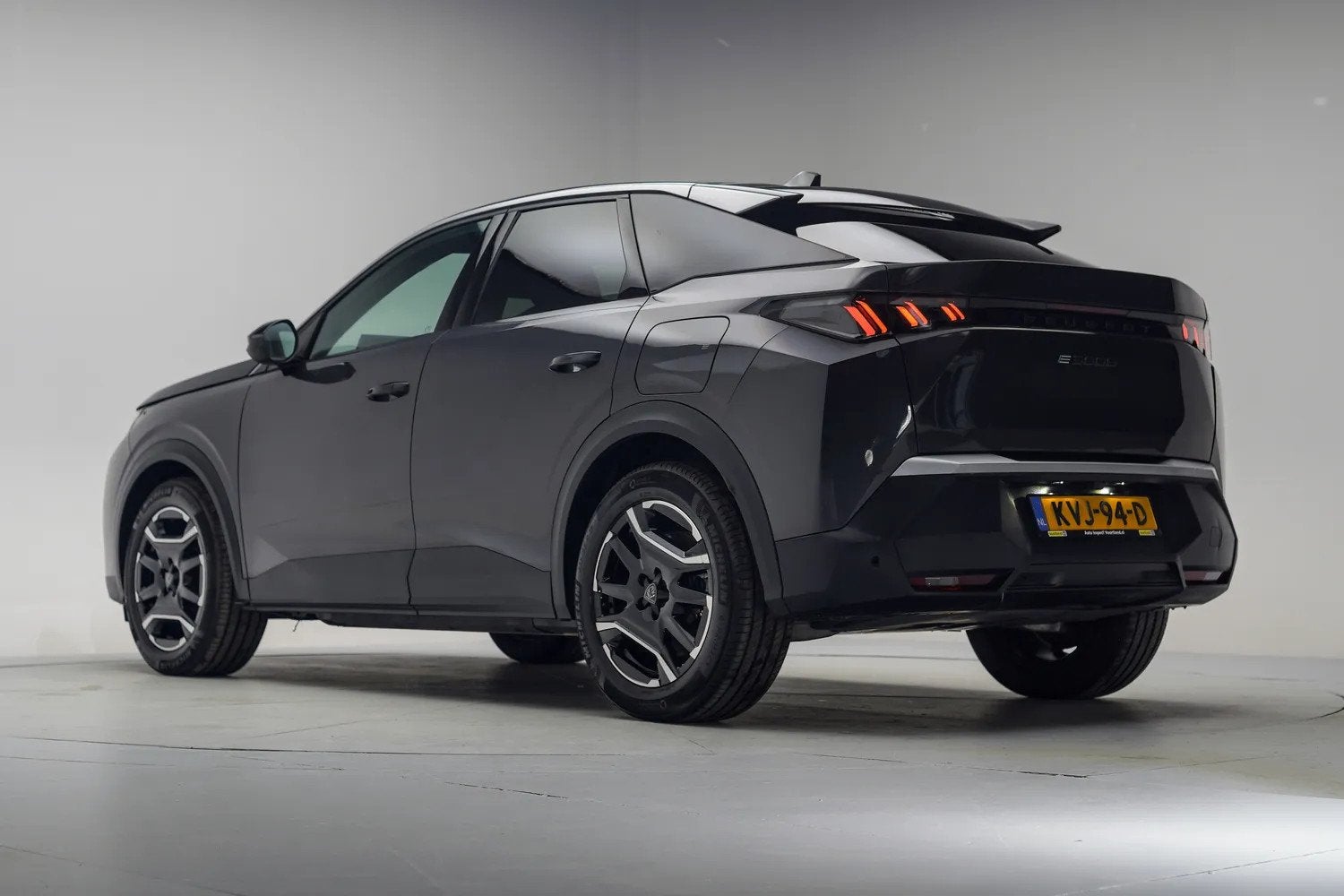 Peugeot E-3008 Allure 73 kWh SOH 96,5% [ Navi Apple/Android, Auto's, 0 cilinders, Zwart, Leder, Parkeersensor