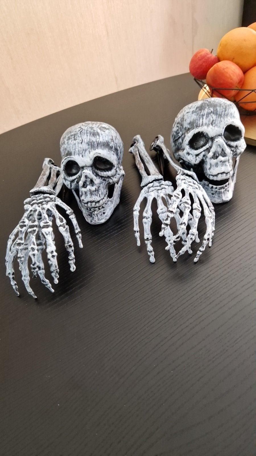 2 sets Halloween decoratie: skelet hoofd met armen, Ophalen of Verzenden, Versiering, Halloween of Griezel