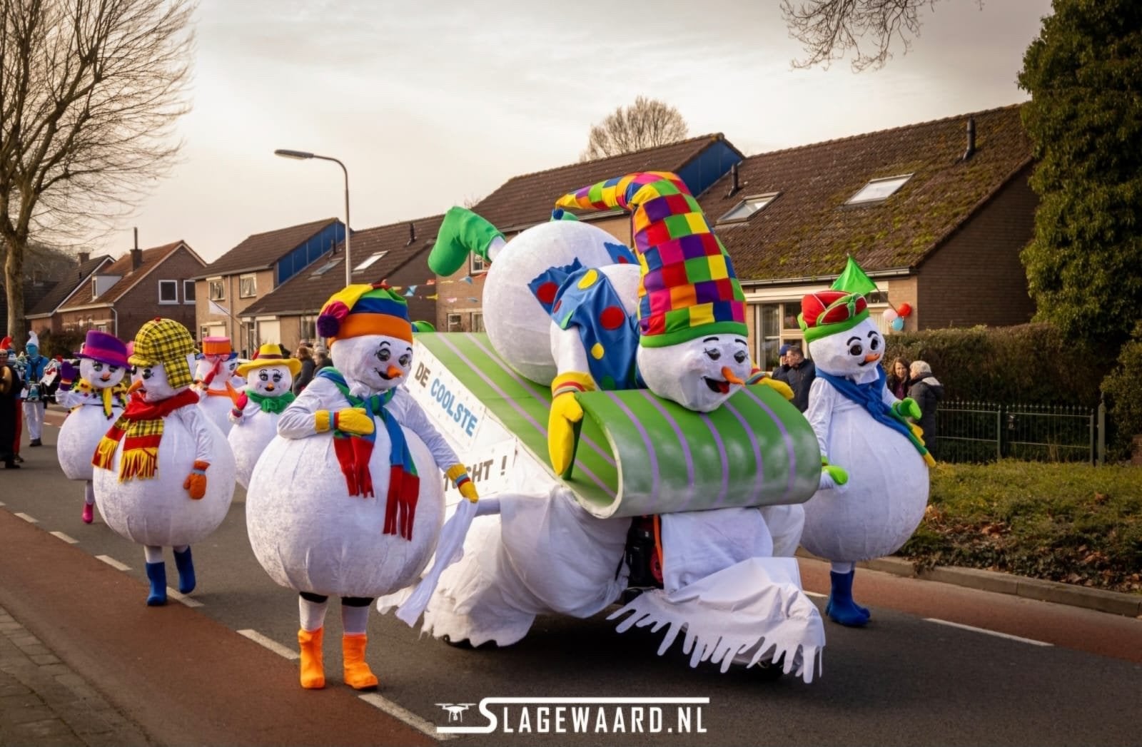 8 handgemaakte sneeuwpop pakken + slee - 1e prijs winnaar!, Ophalen, Zo goed als nieuw, Carnaval, Kleding