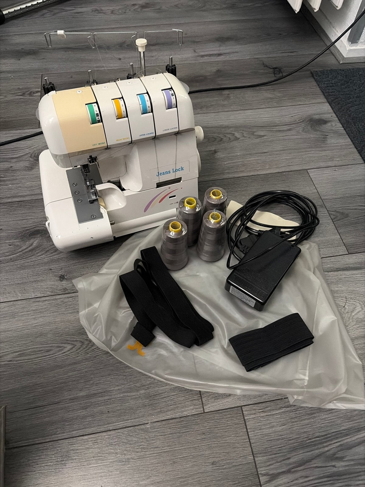 Jeans Lock Lockmachine - Zo goed als nieuw, Hobby en Vrije tijd, Ophalen, Zo goed als nieuw, Lockmachine, Overige merken