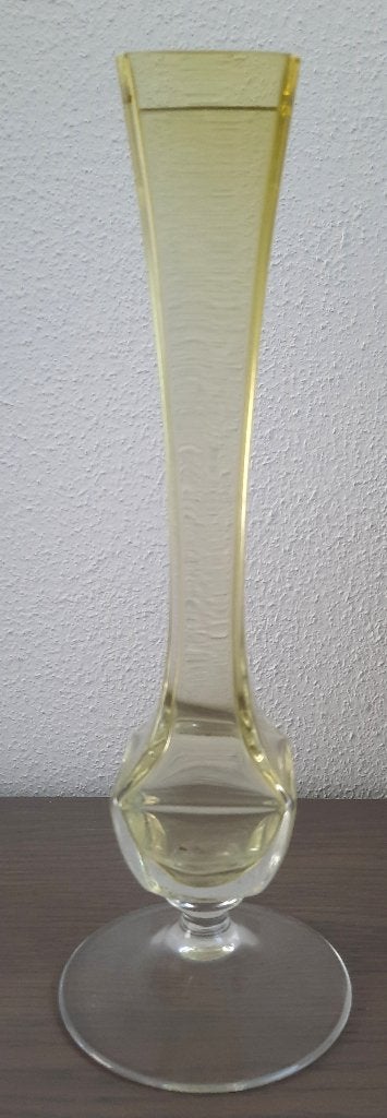 sierlijke vierkant vaasje van geel glas op voet, Huis en Inrichting, Woonaccessoires | Vazen, 24 cm, Geel, Ophalen of Verzenden