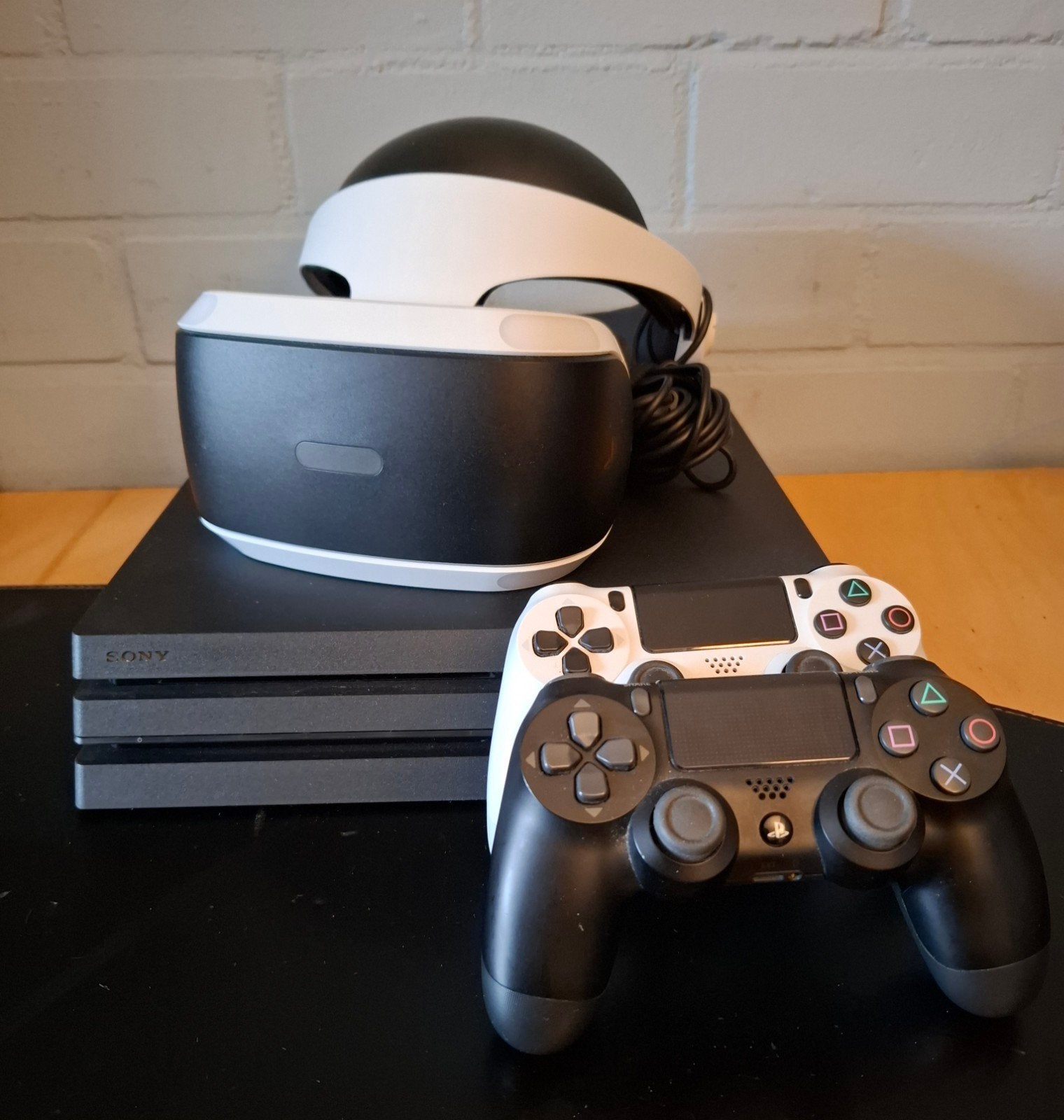 Playstation 4 Pro + Playstation VR 1, Met 2 controllers, Ophalen of Verzenden, Zo goed als nieuw, 1 TB