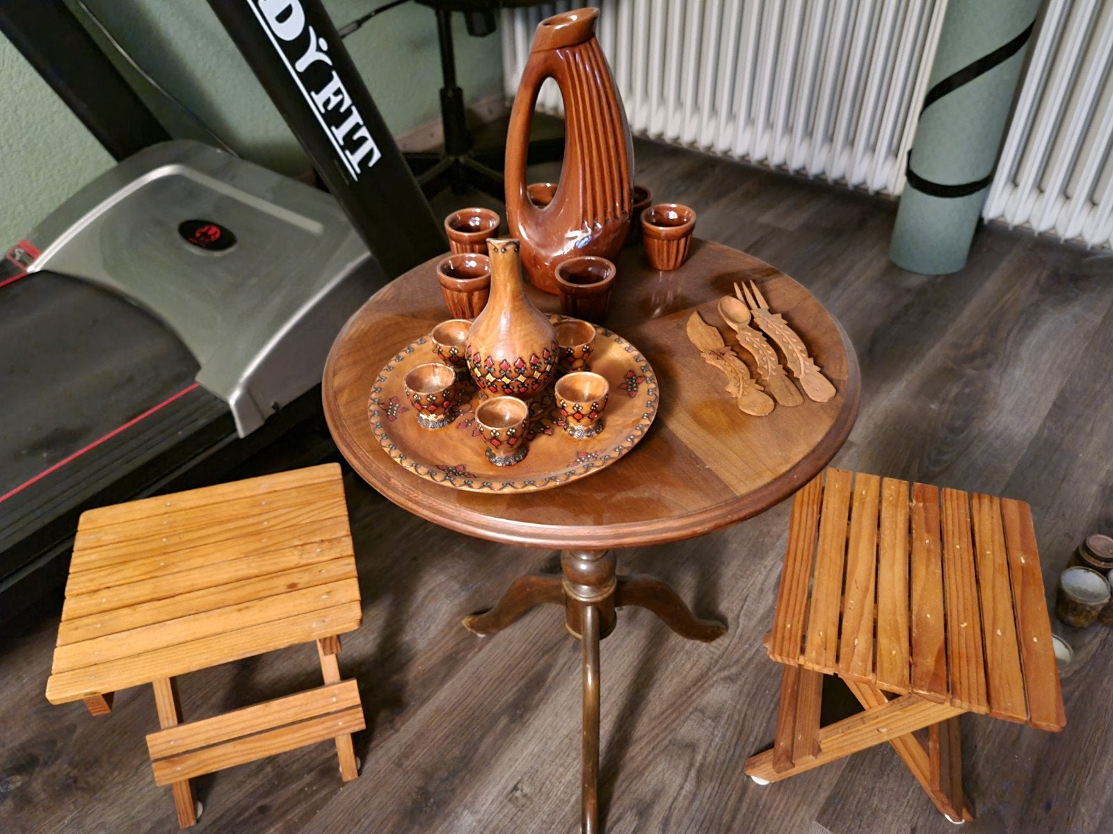 Vintage aardewerk drankset met dienblad en krukjes, Ophalen