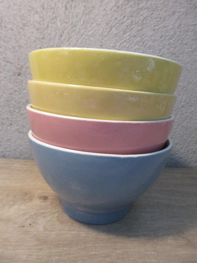 Vintage pastel servies kommen van Regout, Huis en Inrichting, Keuken | Servies, Overige materialen, Gebruikt, Ophalen of Verzenden