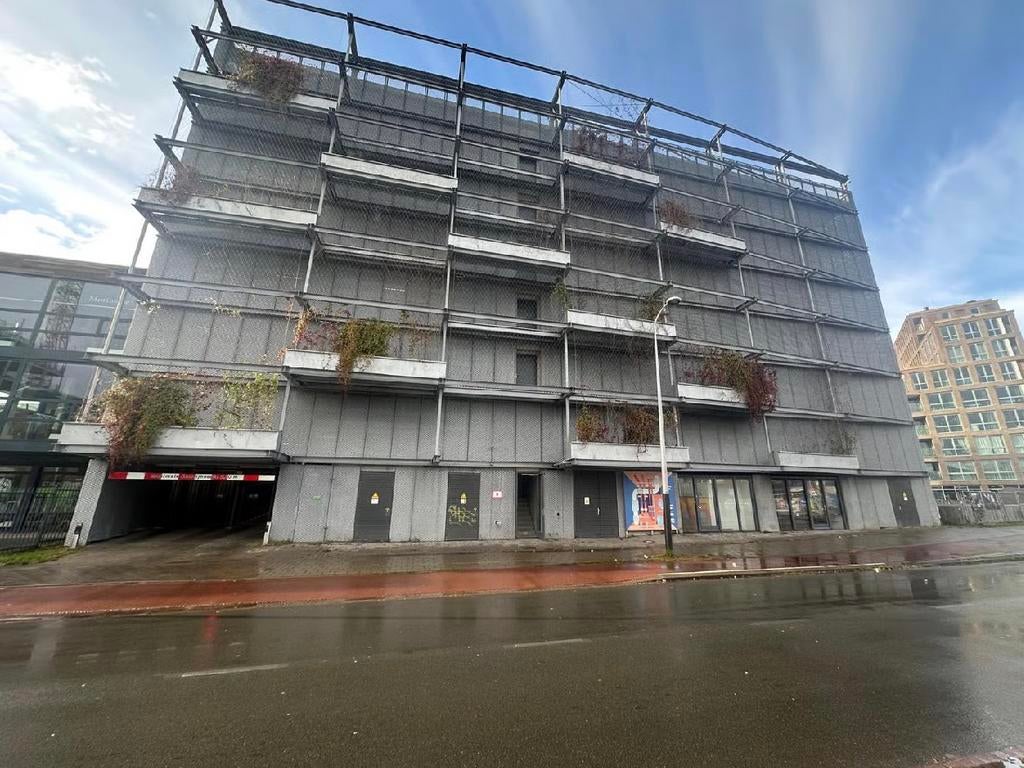 Te huur: Parkeerplaats met eigen laadpaal - Buiksloterham, Huizen en Kamers, Garages en Parkeerplaatsen, Amsterdam