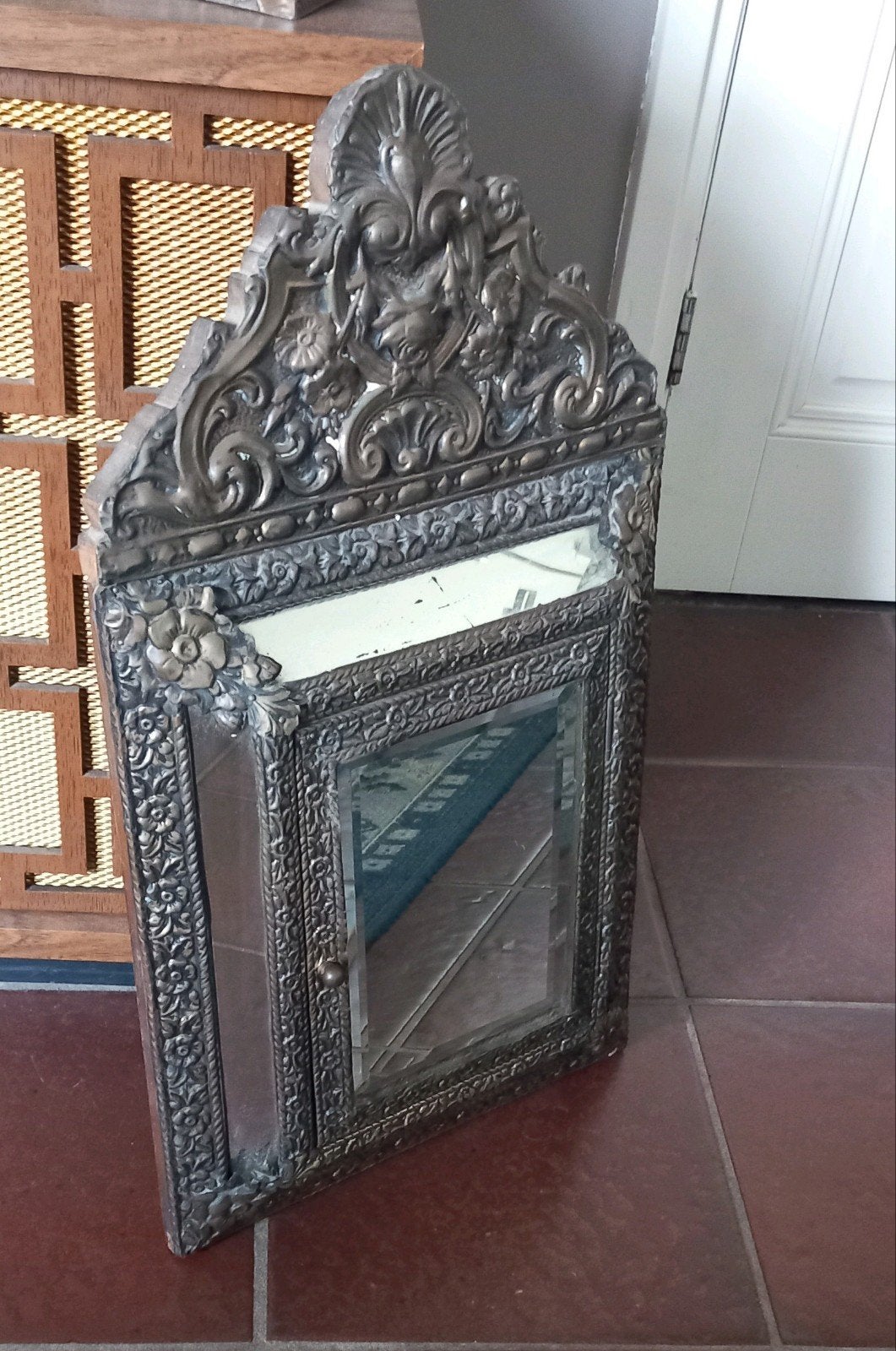 Antieke kussenspiegel met geïntegreerd kastje en borstels, Antiek en Kunst, Ophalen, Overige vormen, Minder dan 50 cm, Minder dan 100 cm