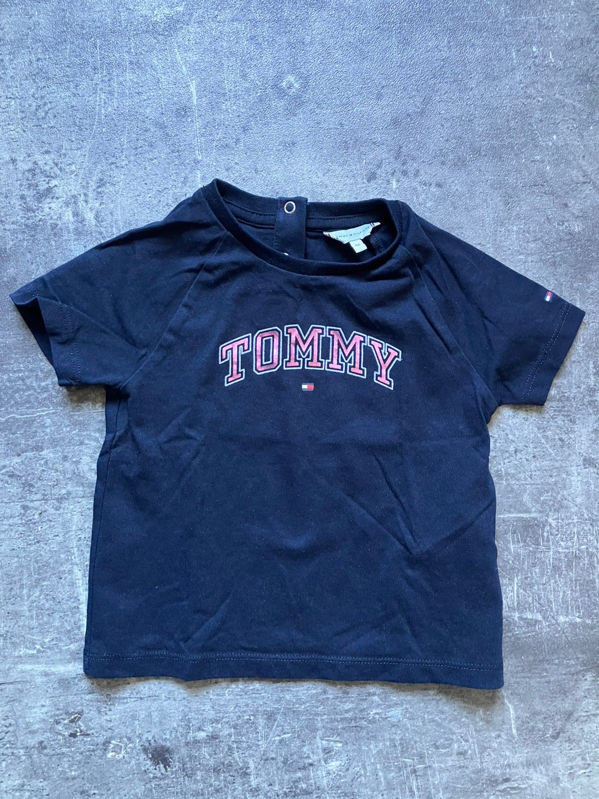 Tommy Hilfiger t-shirt maat 86, Ophalen of Verzenden, Zo goed als nieuw, Jongetje, Shirtje of Longsleeve