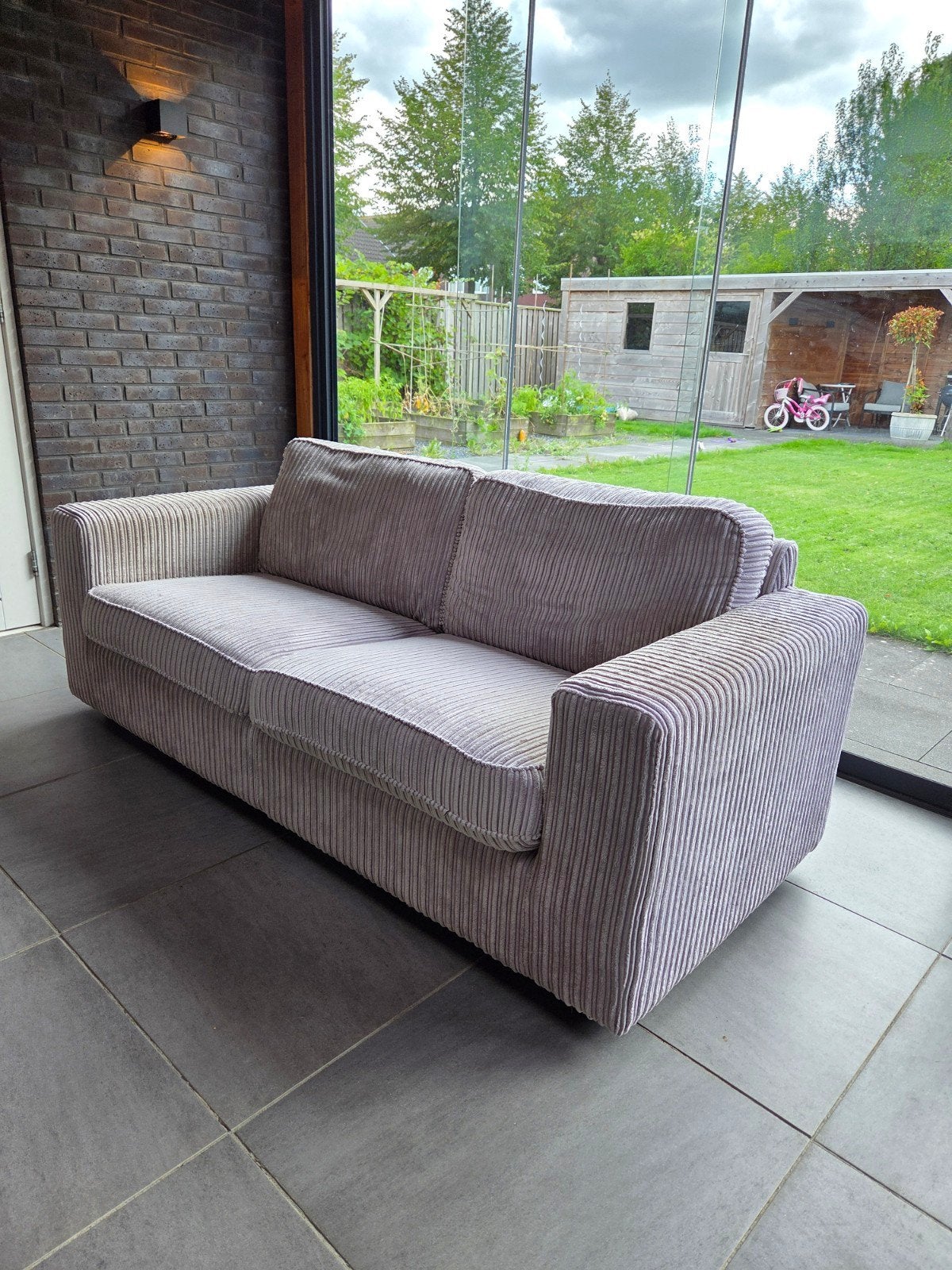 Comfortabele ribstof 2-zitsbank - Zo goed als nieuw, Modern, Comfortabel, Tweepersoons, 75 tot 100 cm, Ophalen of Verzenden