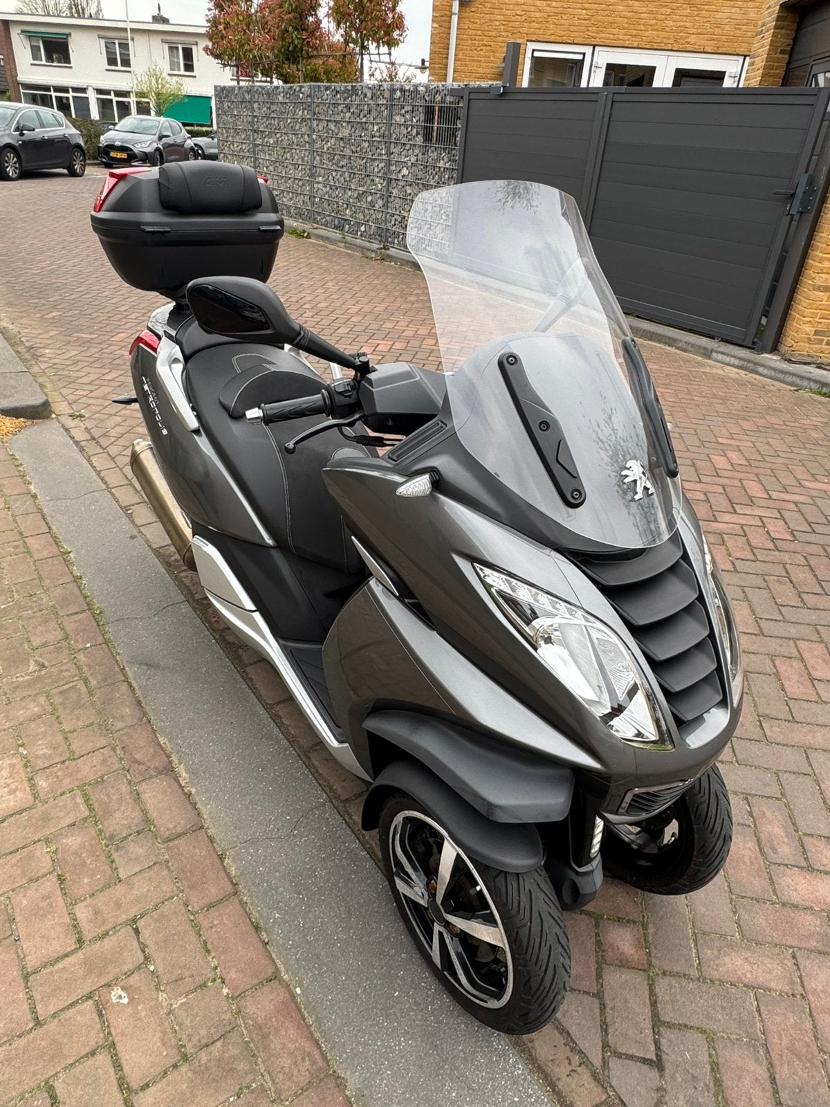 Peugeot Metropolis 400i, Motoren, Ophalen