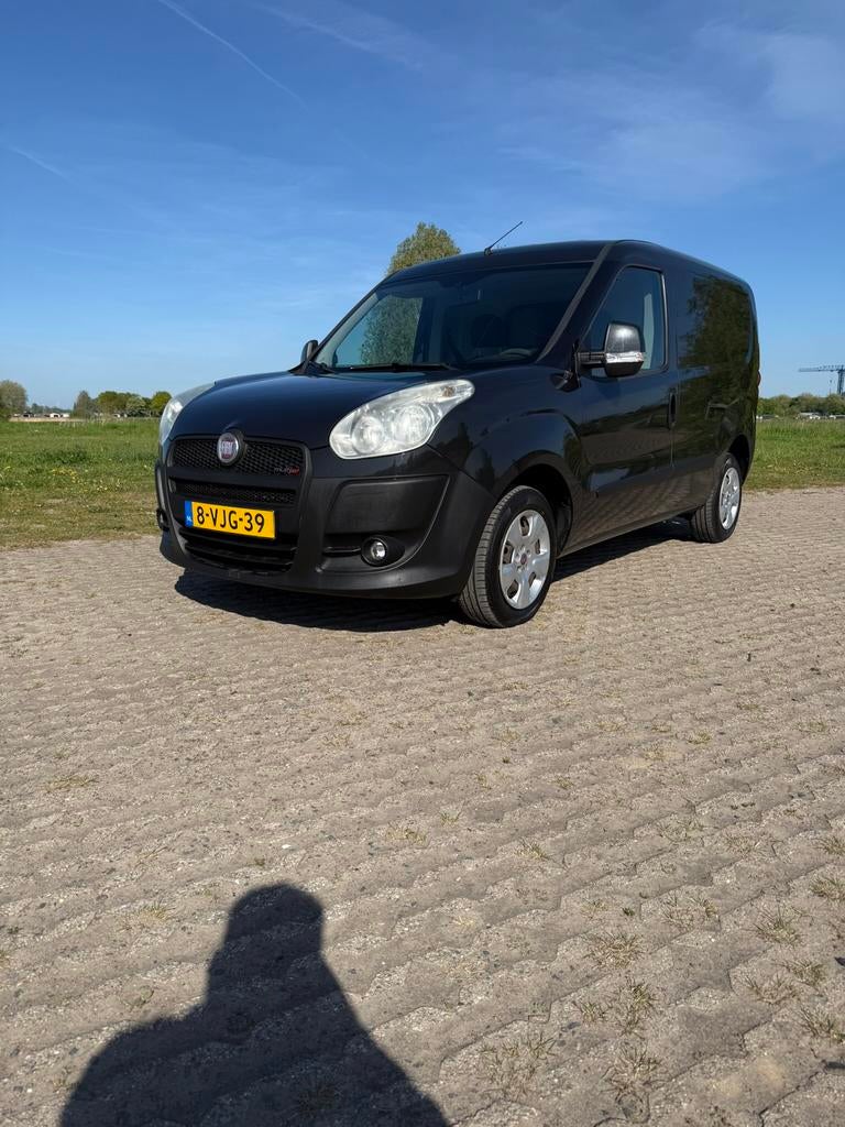 Fiat Doblo Cargo 1.3 multijet sx zwart , airco schuifdeur, Auto's, Bestelauto's, Euro 5, Stof, Zwart, 4 cilinders