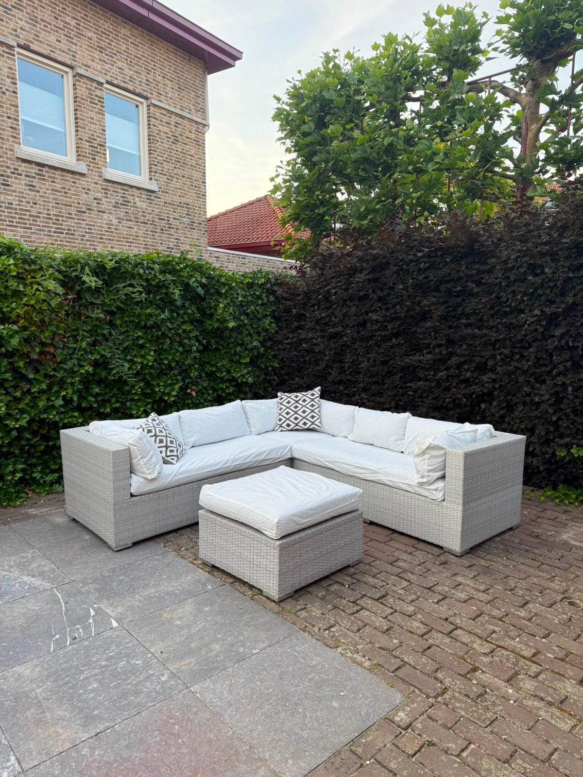 Loungebank met hocker, wicker, grijs met witte kussens, 5 zitplaatsen, Gebruikt, Ophalen of Verzenden, Loungeset