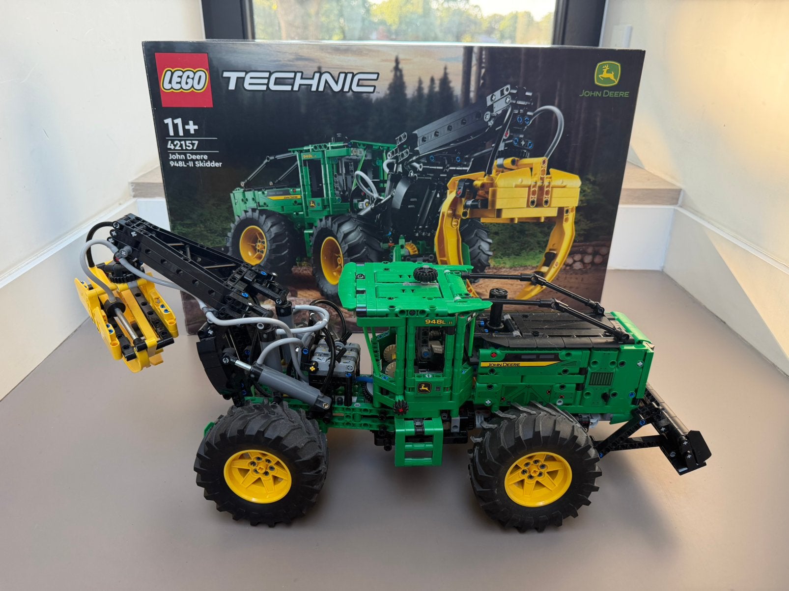 Lego John Deere 948L-11 houttransport machine + doos, Ophalen, Compleet, Lego, Zo goed als nieuw
