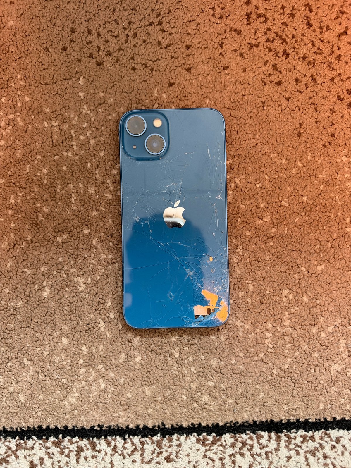 iPhone 13 128GB met beschadigde achterkant en voorkant werkt, Blauw, 77 %, IPhone 13, Ophalen of Verzenden