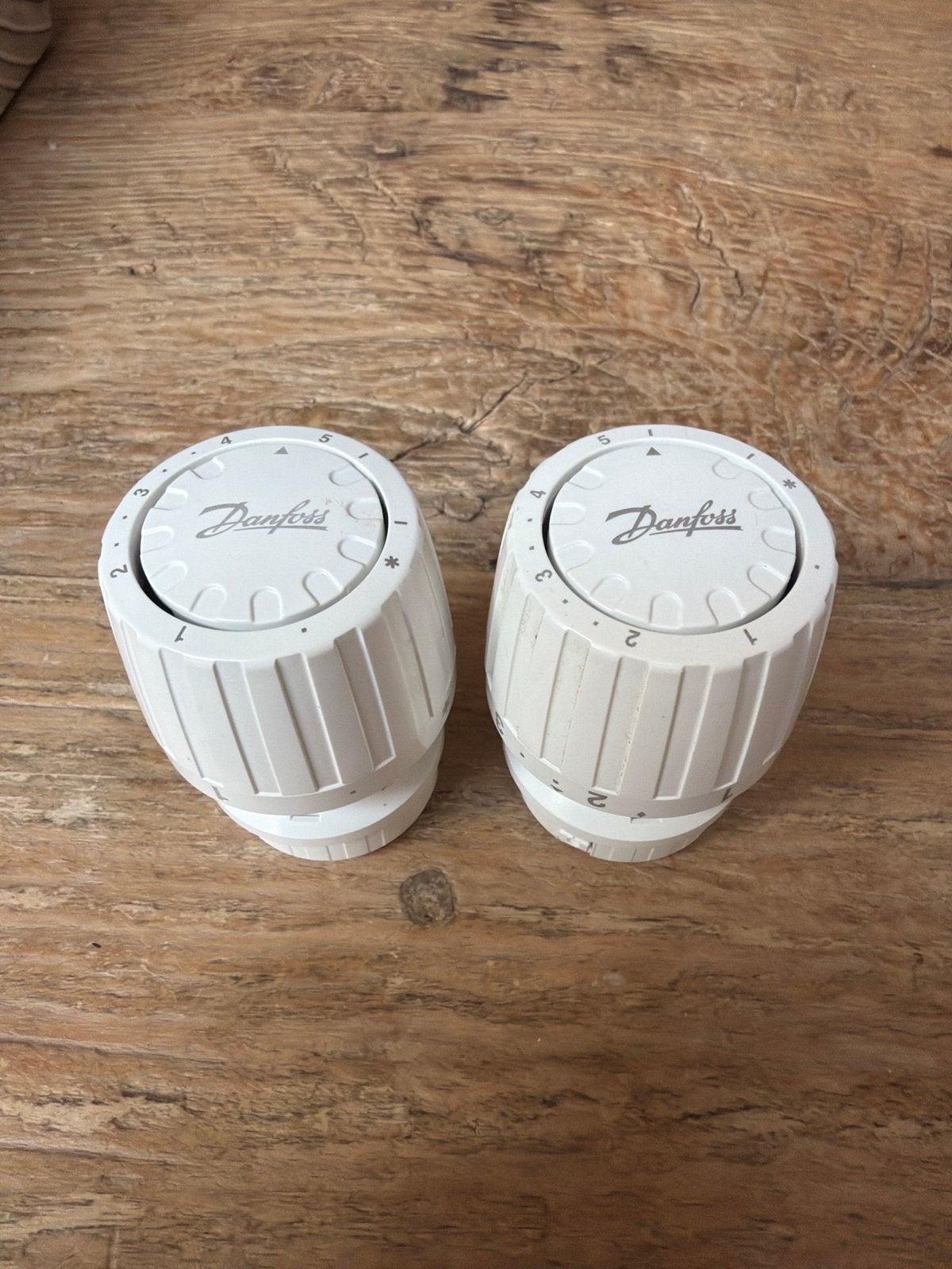 Danfoss thermostaatknoppen (2 stuks) als nieuw, Ophalen of Verzenden, Zo goed als nieuw, Thermostaat