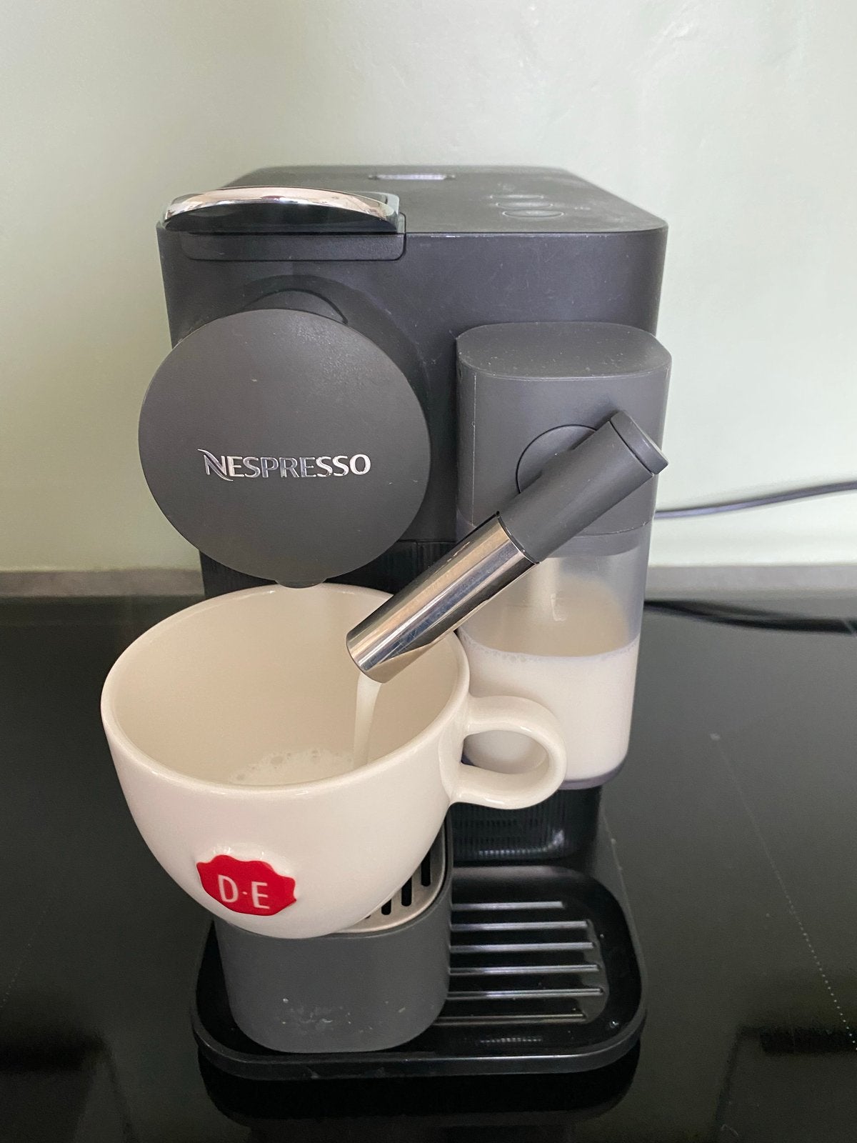 Nespresso De'Longhi Lattissima One Koffiemachine, Gebruikt, Koffiemachine, Ophalen of Verzenden, 1 kopje