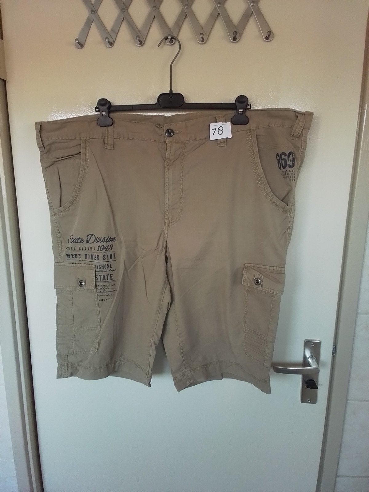 78 Zandkleur korte broek van C&A maat 62, Kleding | Heren, Ophalen of Verzenden, Zo goed als nieuw, Overige maten