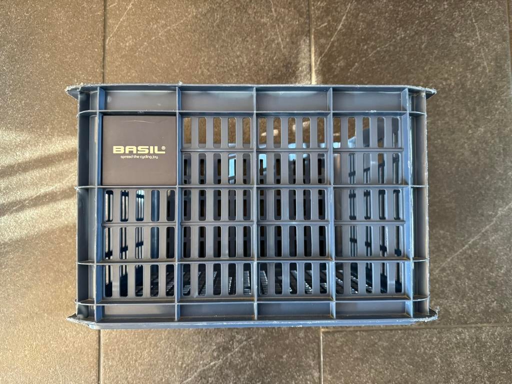 Donkerblauwe fietskrat van Basil maat m 10 euro, Ophalen, Zo goed als nieuw, Fietskrat