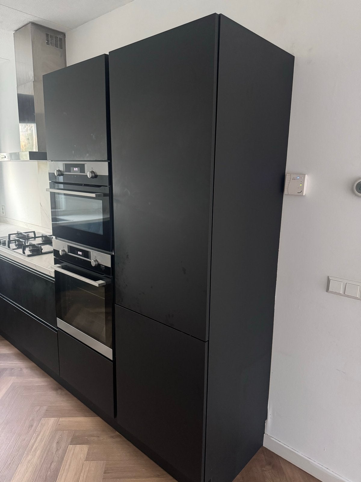Moderne zwarte keuken met inbouwapparatuur, Ophalen, Gebruikt, Zwart, Hoekkeuken