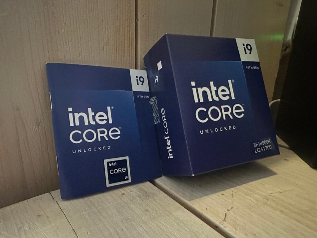 Intel core i9-14900k doos met sticker, Computers en Software, Processors, Ophalen of Verzenden, Zo goed als nieuw
