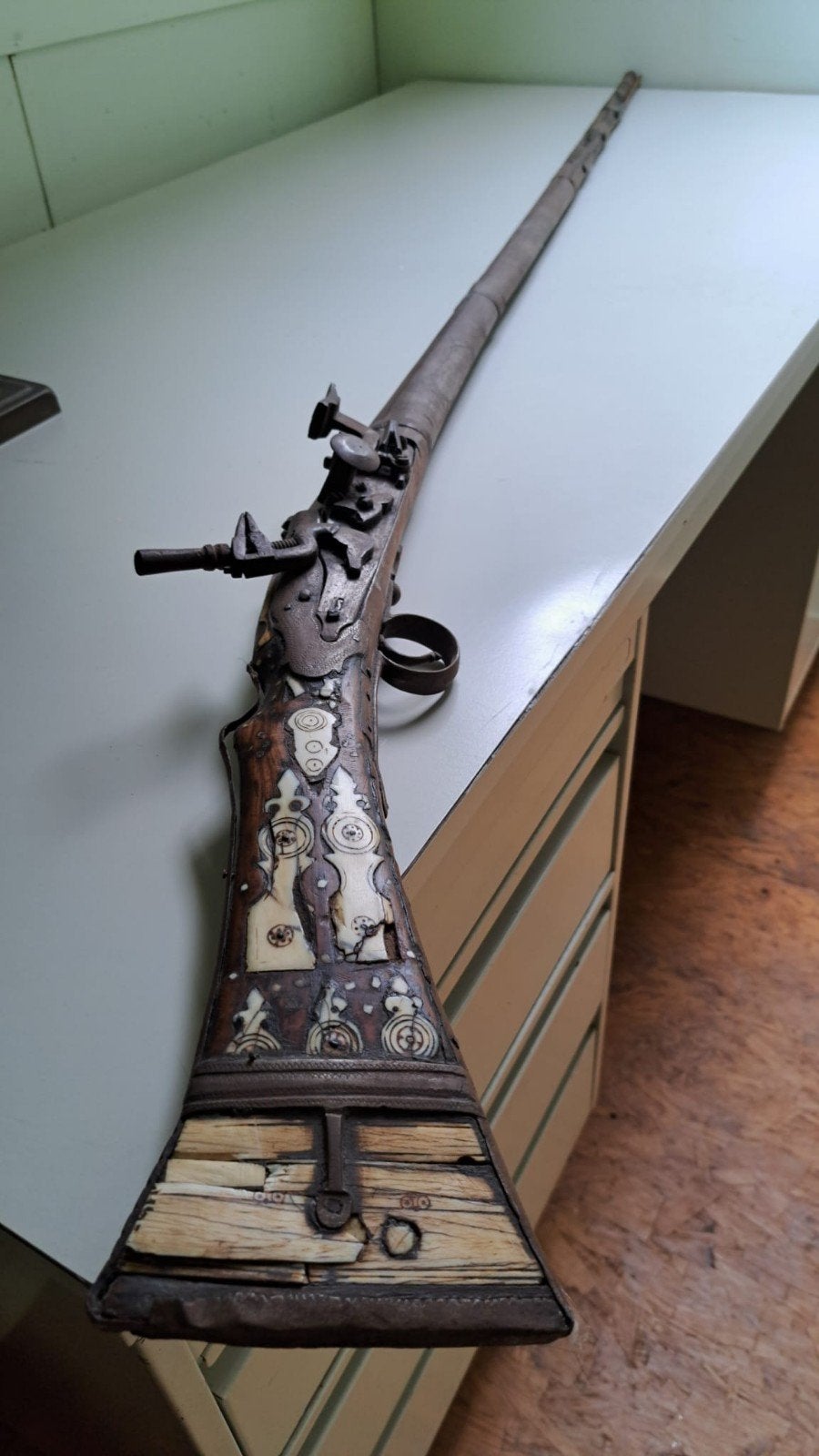 Onklaar gemaakt antiek musket geweer met inlegwerk, Verzamelen, Ophalen of Verzenden, Gebruikt