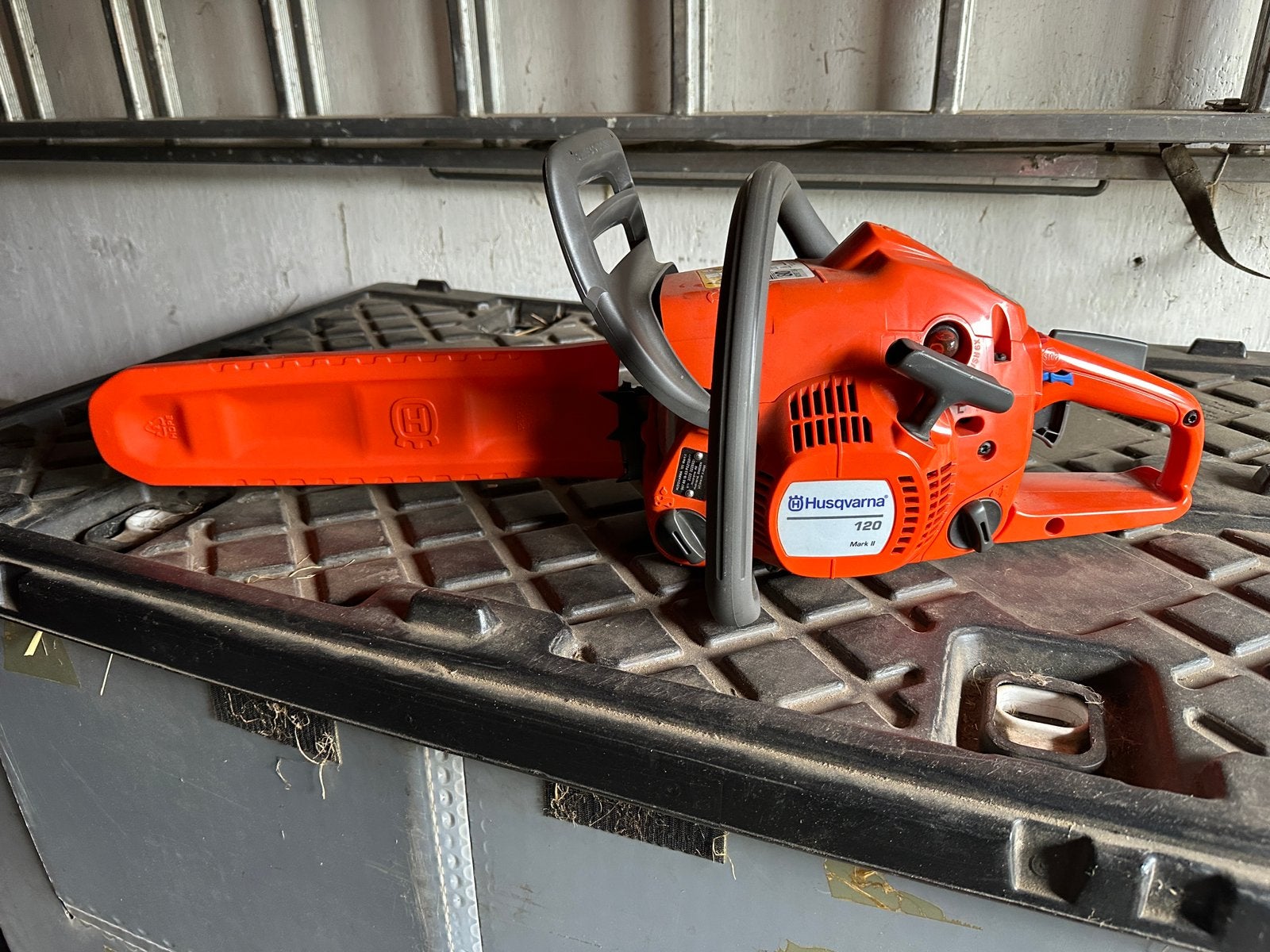 Nieuwe Husqvarna motorkettingzaag 120 mark II, Tuin en Terras, Hand-tuingereedschap, Ophalen of Verzenden, Zo goed als nieuw
