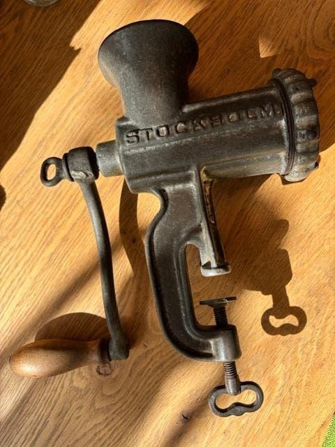 Antieke gieteijzeren vleesmolen Bolinder's Stcokholm no.8, Ophalen