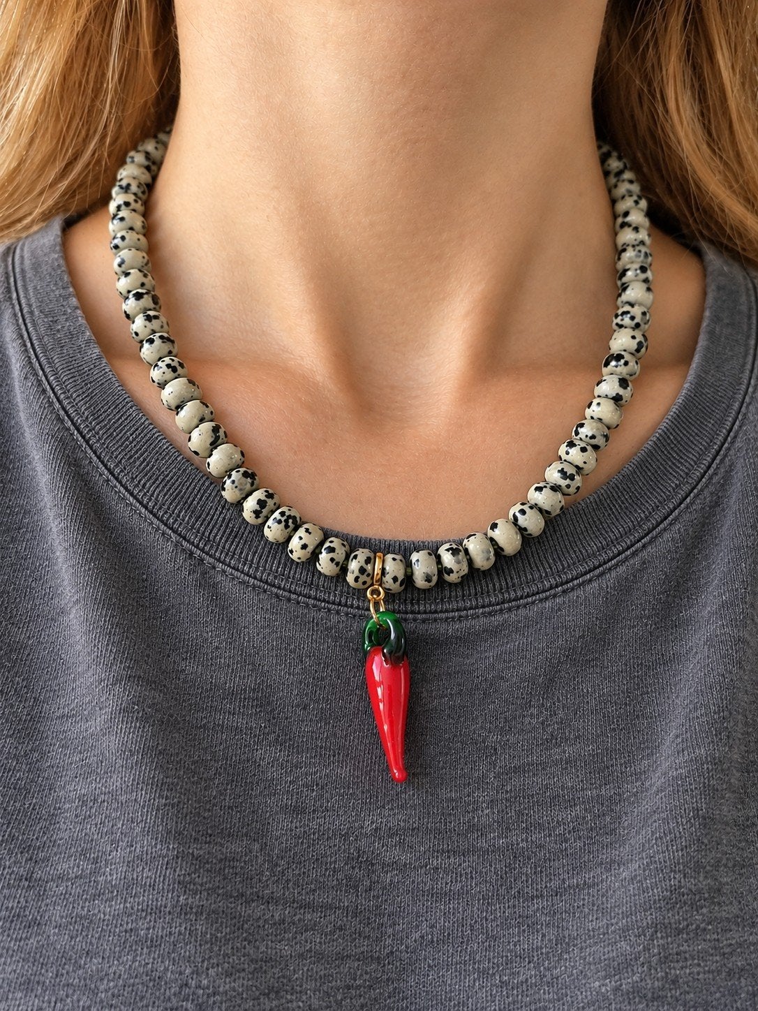 Handgemaakte ketting met Dalmatiër-jaspis en chili bedel, Ophalen of Verzenden, Nieuw, Steen of Mineraal