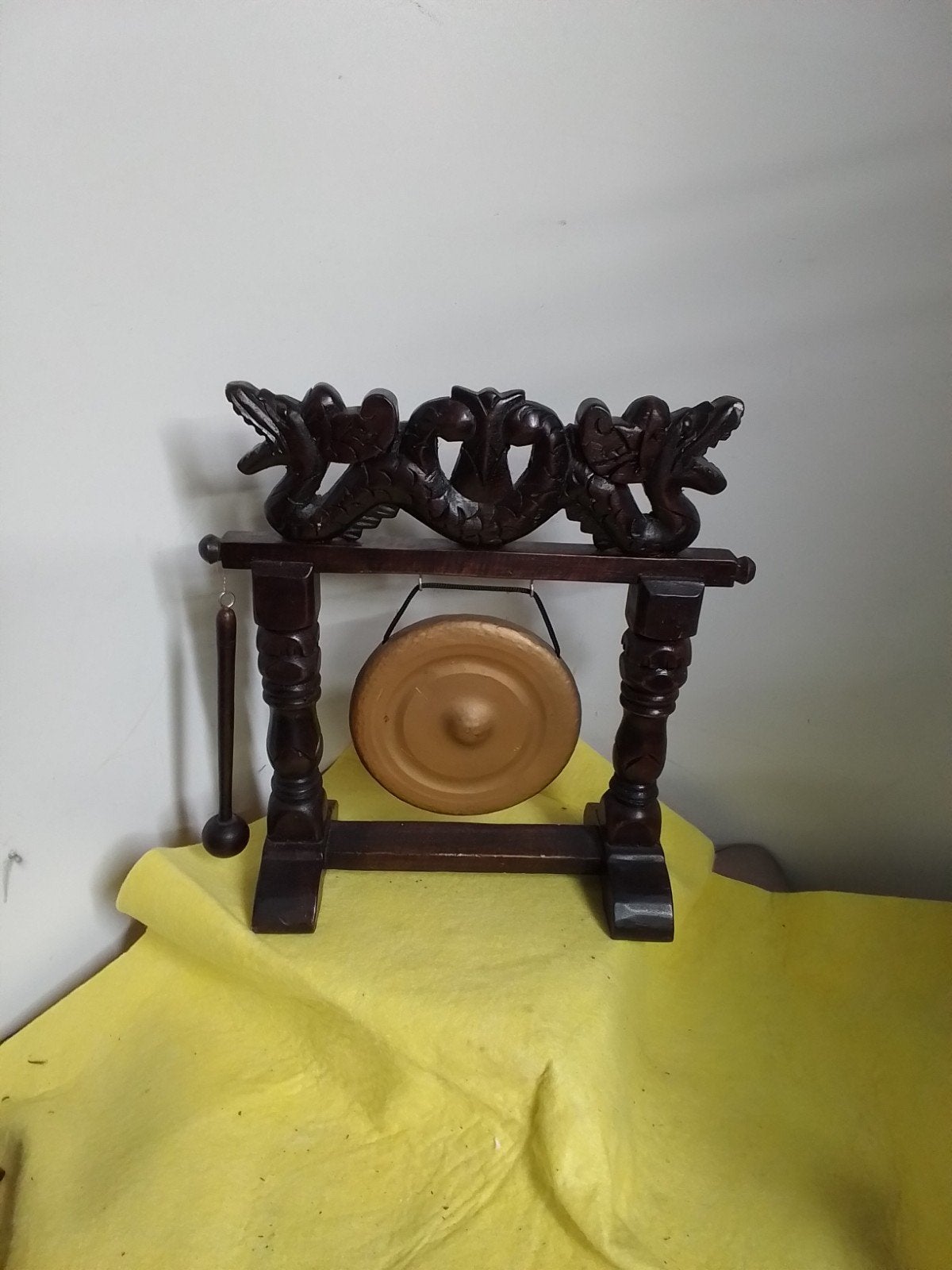 15581) mooie houten tafel draken gong met klepel, Ophalen of Verzenden