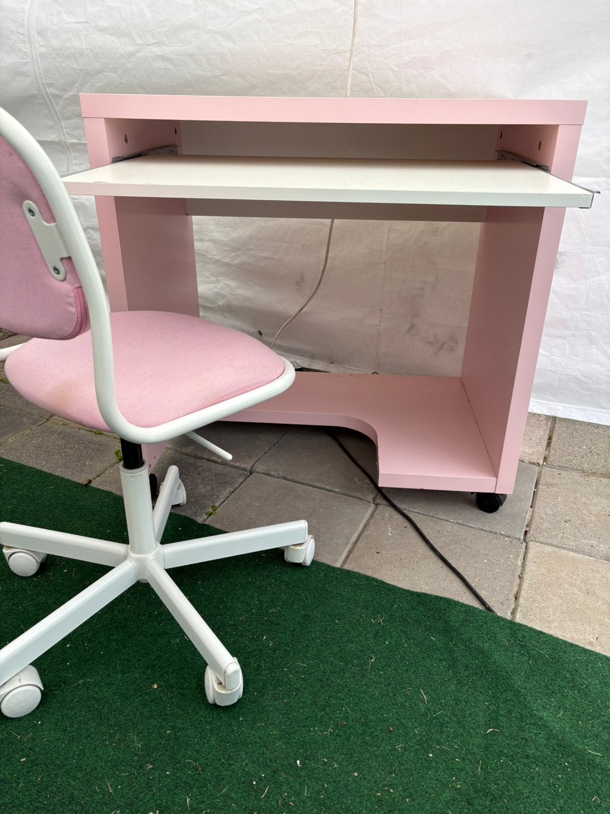 Gratis klein kinder bureau met stoel, Ophalen, Zo goed als nieuw