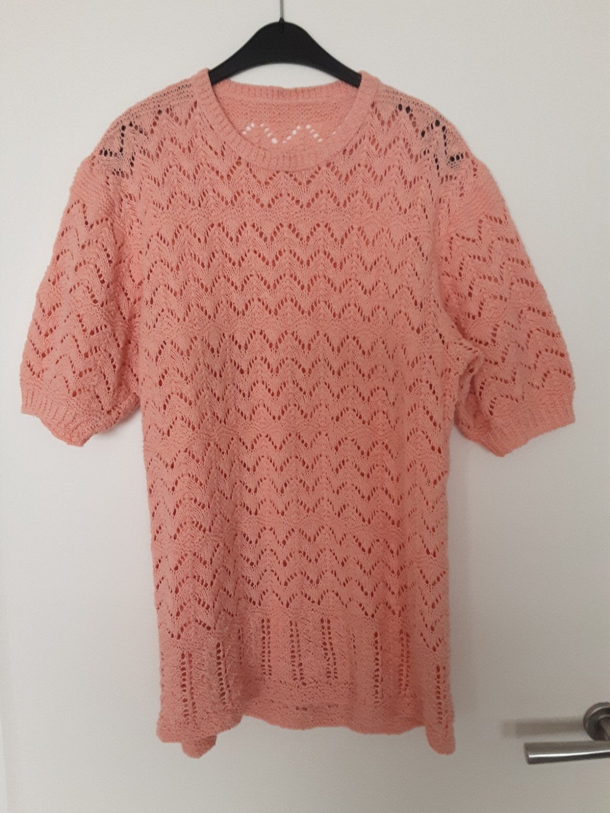 Leuke zalmkleurige trui met korte mouwen Maat 44 /46, Kleding | Dames, Truien en Vesten, Ophalen of Verzenden, Gedragen, Maat 42/44 (L)
