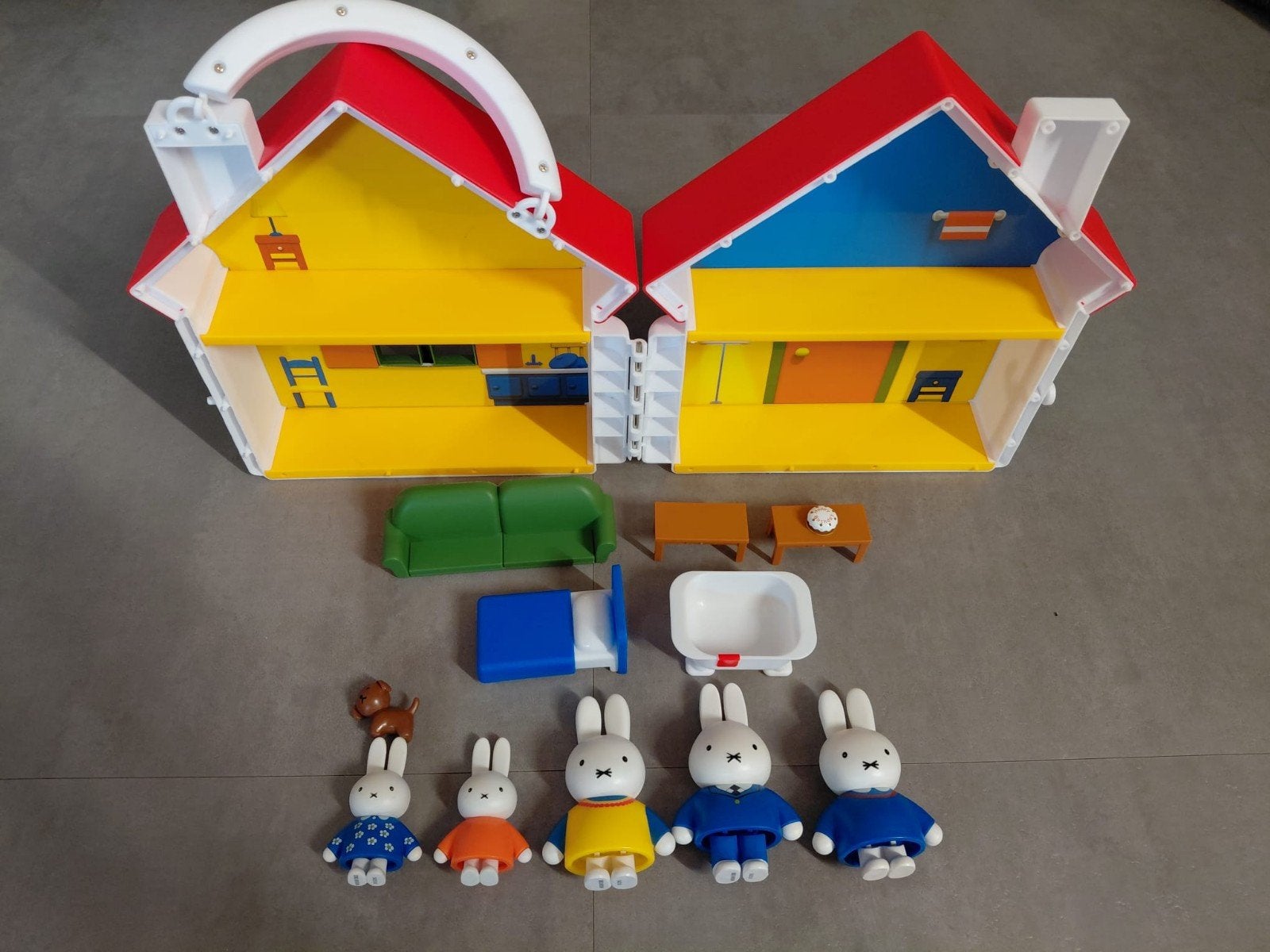Speelhuis Nijntje Pluis met meubels en Nijntje figuren, Ophalen of Verzenden, Zo goed als nieuw, Poppenhuis