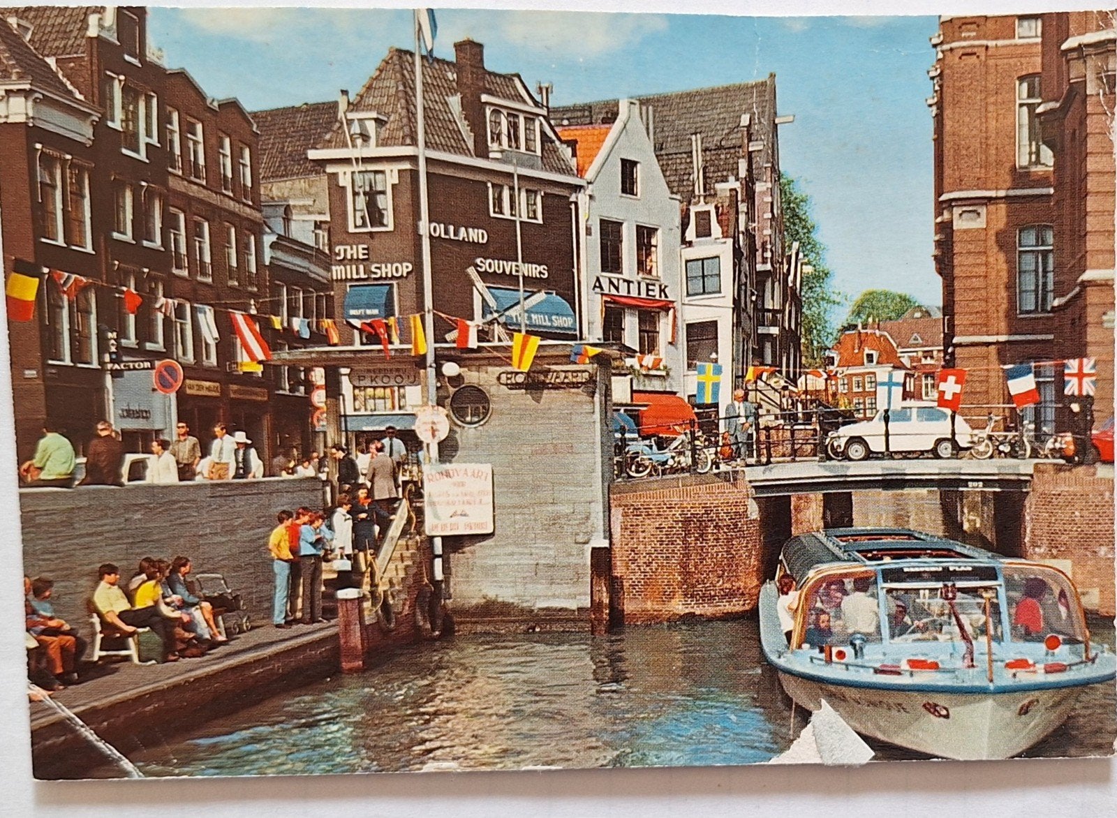 Ansichtkaart Amsterdam Gracht met rondvaartboot en knikje, Ophalen of Verzenden, 1960 tot 1980, Gelopen, Noord-Holland