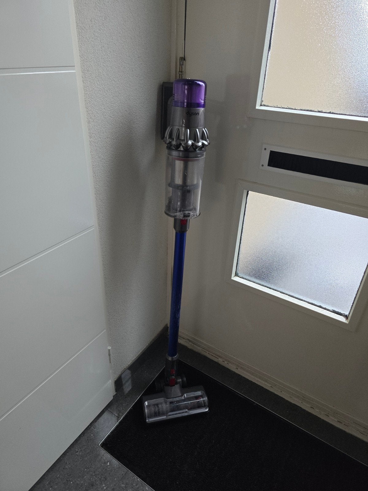 Dyson V11 steelstofzuiger + accessoires + wandhouder zie oms