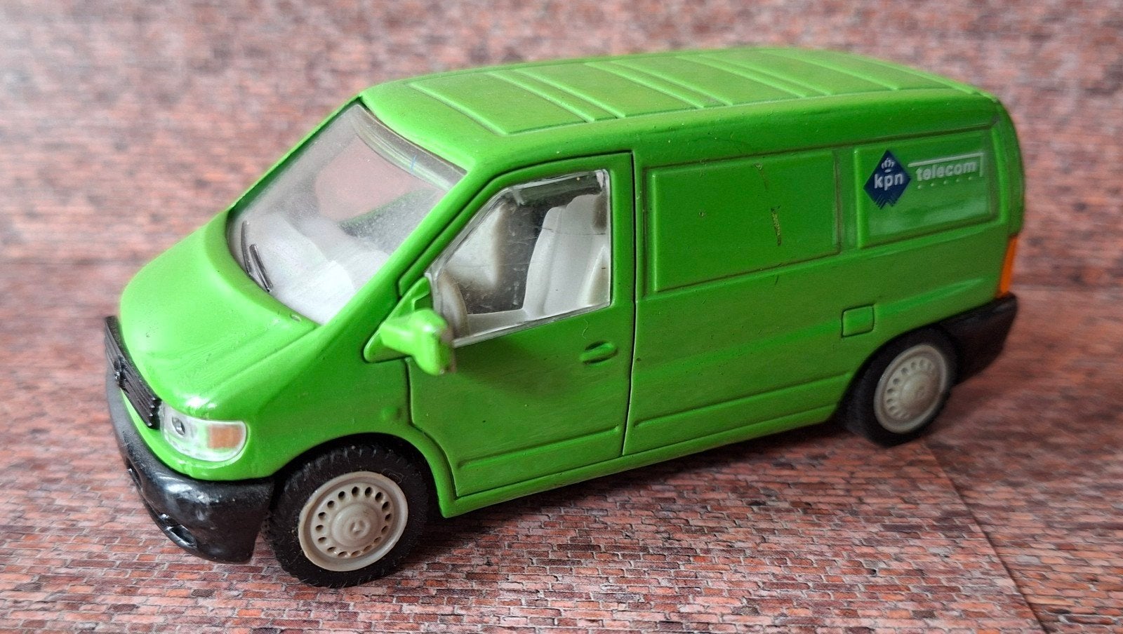 Mercedes Vito KPN Télécom busje schaal 1:43 (mist spiegel), Ophalen of Verzenden, Gebruikt, Bus of Vrachtwagen
