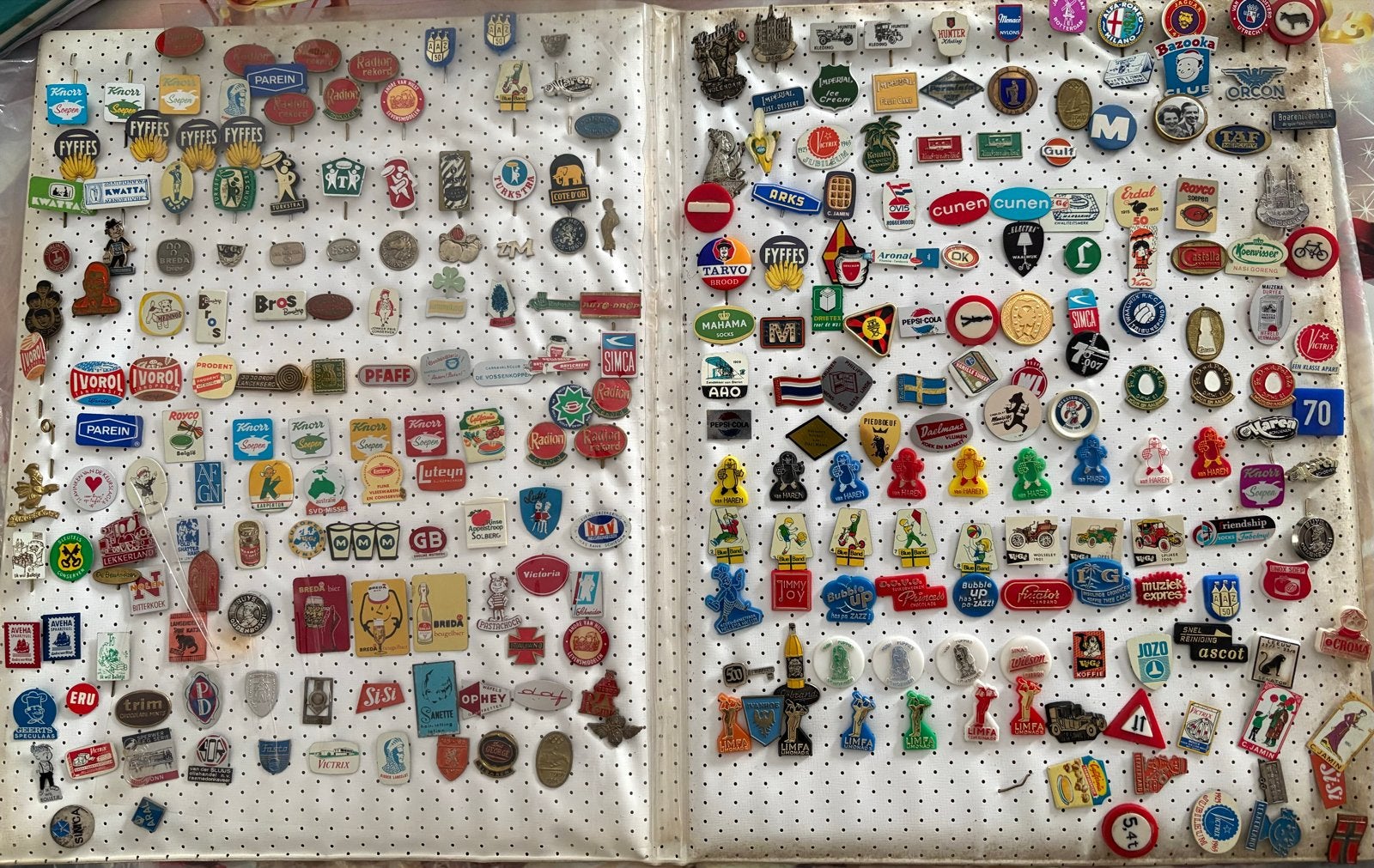 Grote verzameling vintage pins in map, Ophalen of Verzenden, Gebruikt