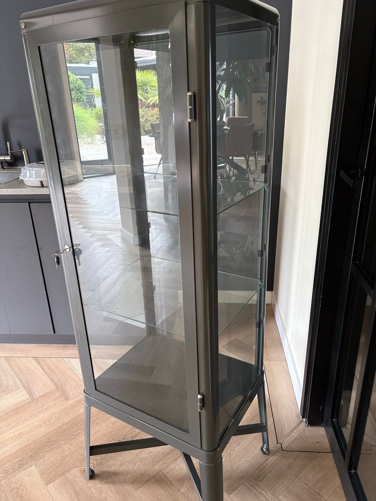 Glazen vitrinekast met metalen frame en planken, Ophalen, 50 tot 100 cm, 150 tot 200 cm, 25 tot 50 cm