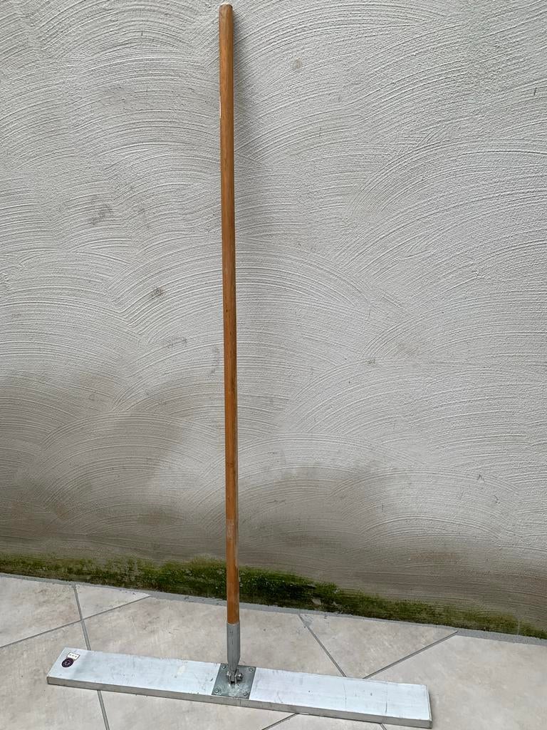 Melkmeisje / Betonafwerker met houten steel, Ophalen, Gebruikt