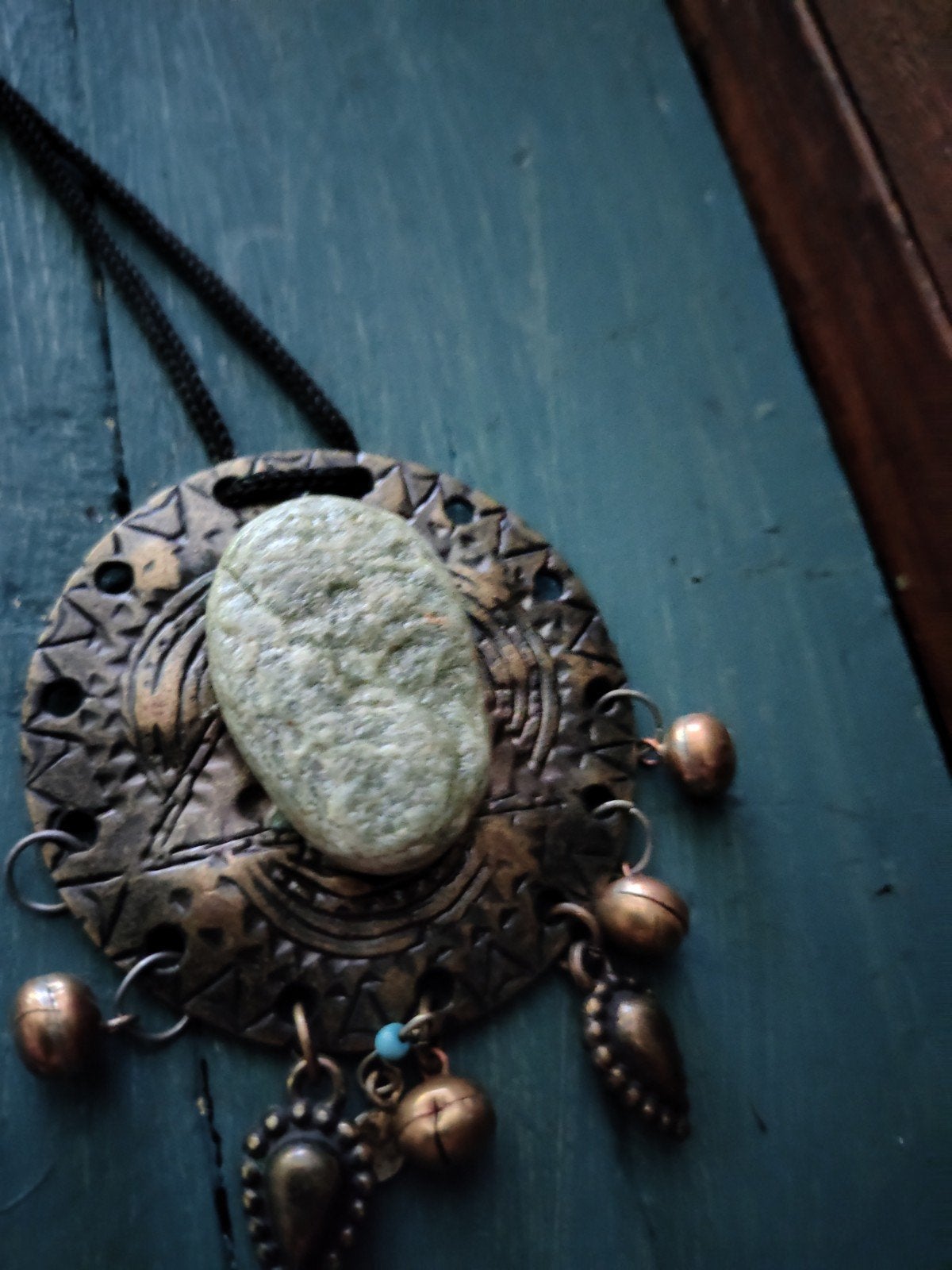 Vintage hanger aan koord. Brons kleur, Ophalen of Verzenden, Overige kleuren, Overige materialen