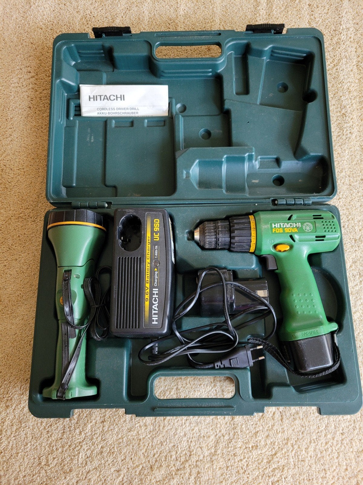 Hitachi FDS 9DVA Accuboormachine met 2 accu's, lader en lamp, Ophalen of Verzenden, Gebruikt, Boor- en Schroefmachine