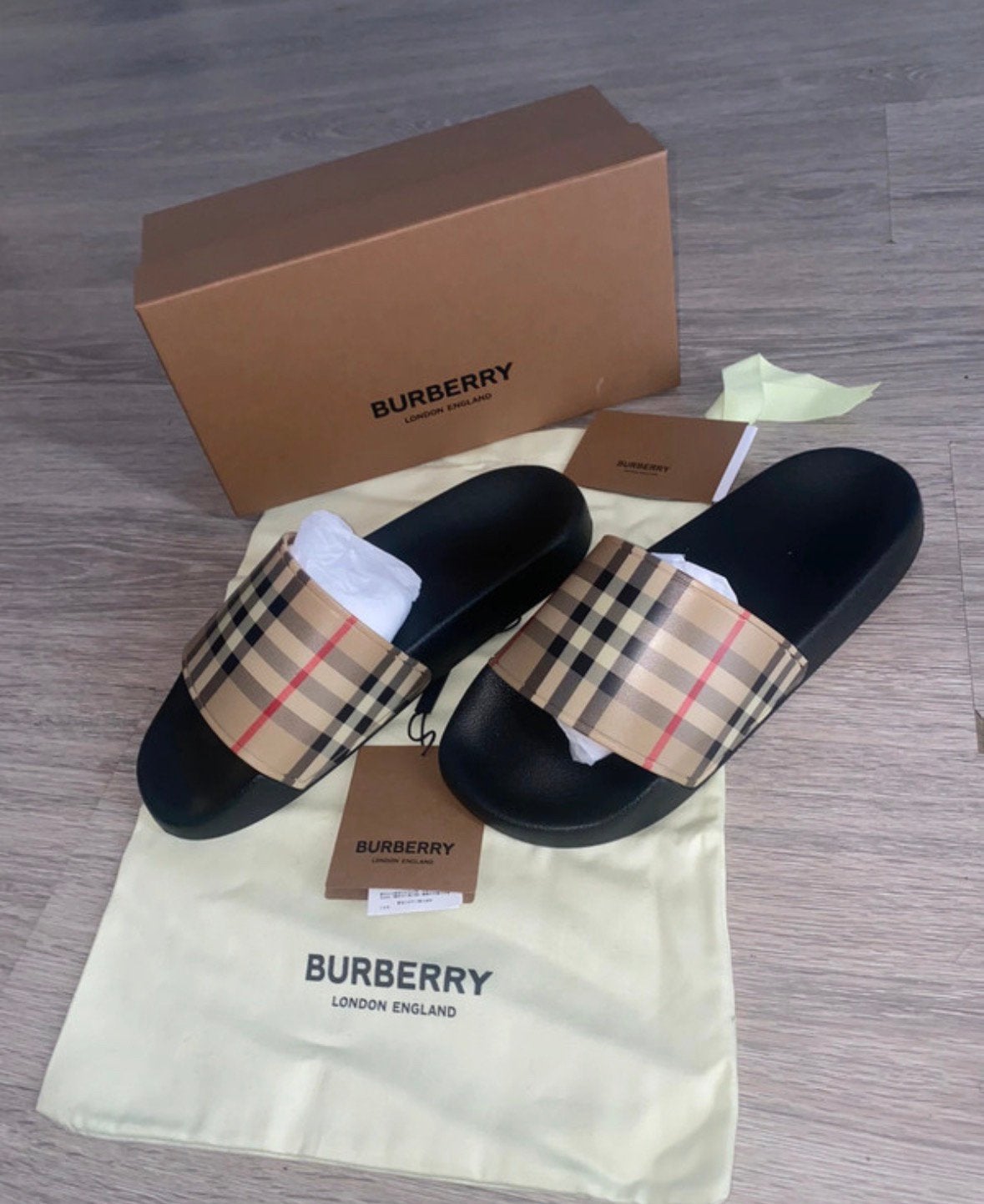 Burberry slippers, Ophalen of Verzenden, Nieuw, Overige kleuren, Slippers