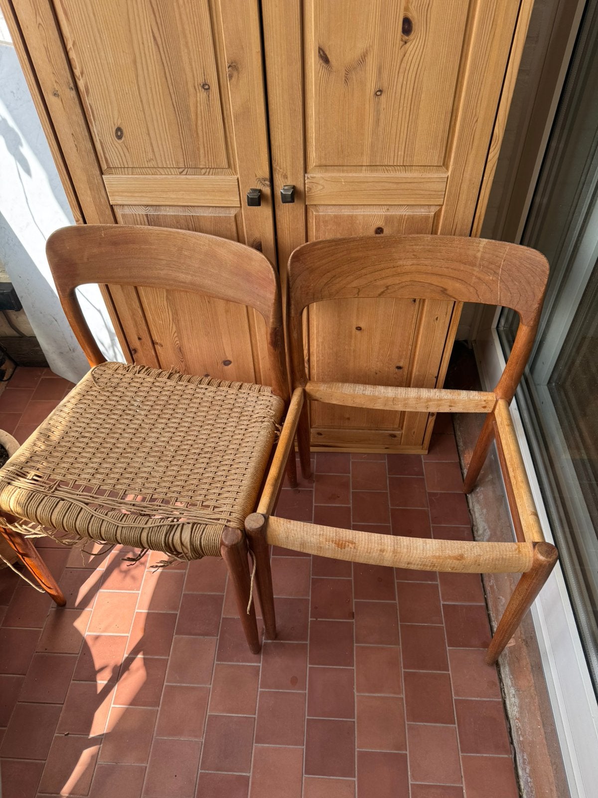 Danish chairs. Møller Model 75 Dining Chairs – Set of 2, Ophalen