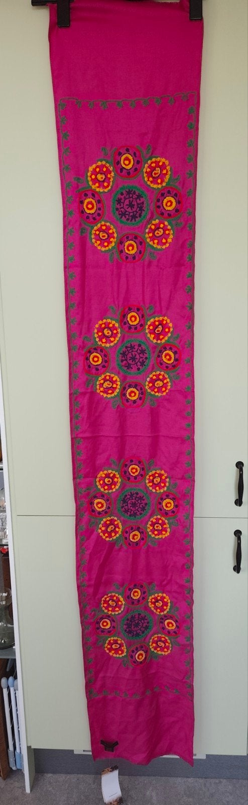 Shingora Collection fuchsia roze sjaal met broderie, 170x30, Maat 42/44 (L), Nieuw, The Shingora Collection, Ophalen of Verzenden