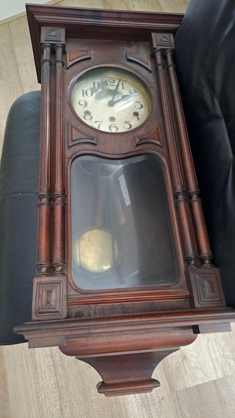 Antieke houten wandklok met slinger, Ophalen