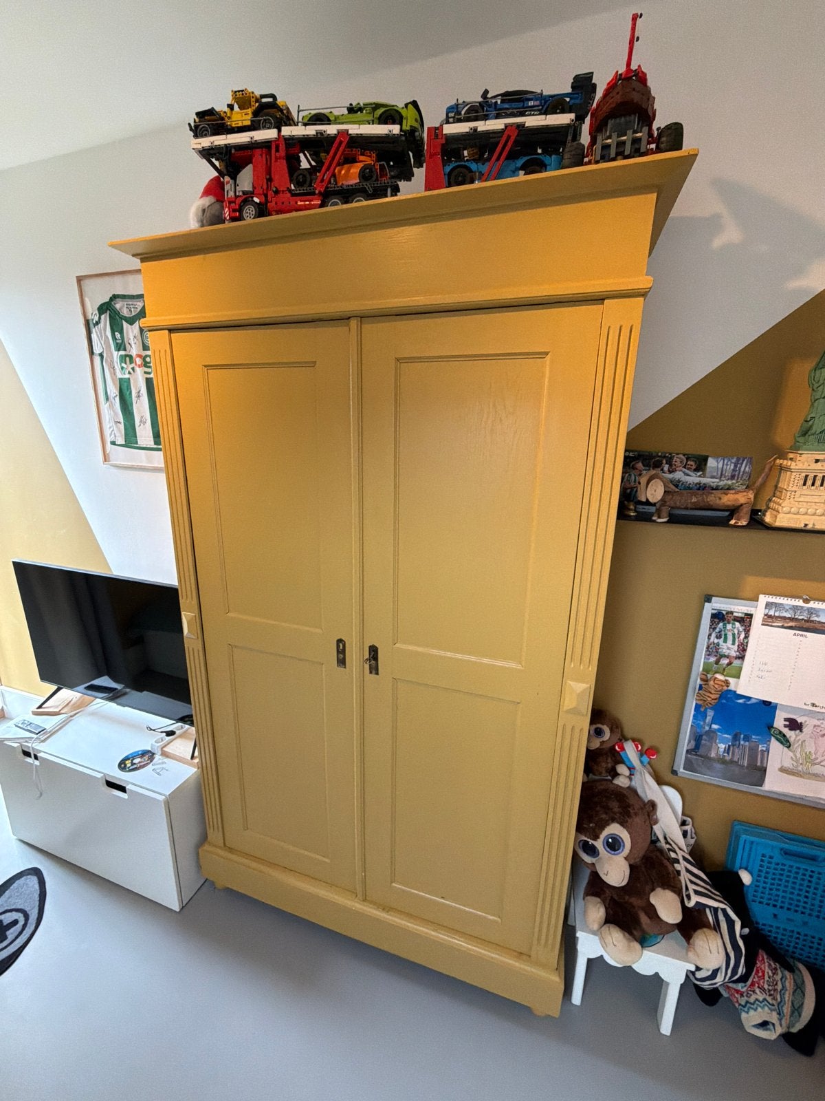 Brocante kast in goudgeel, Ophalen