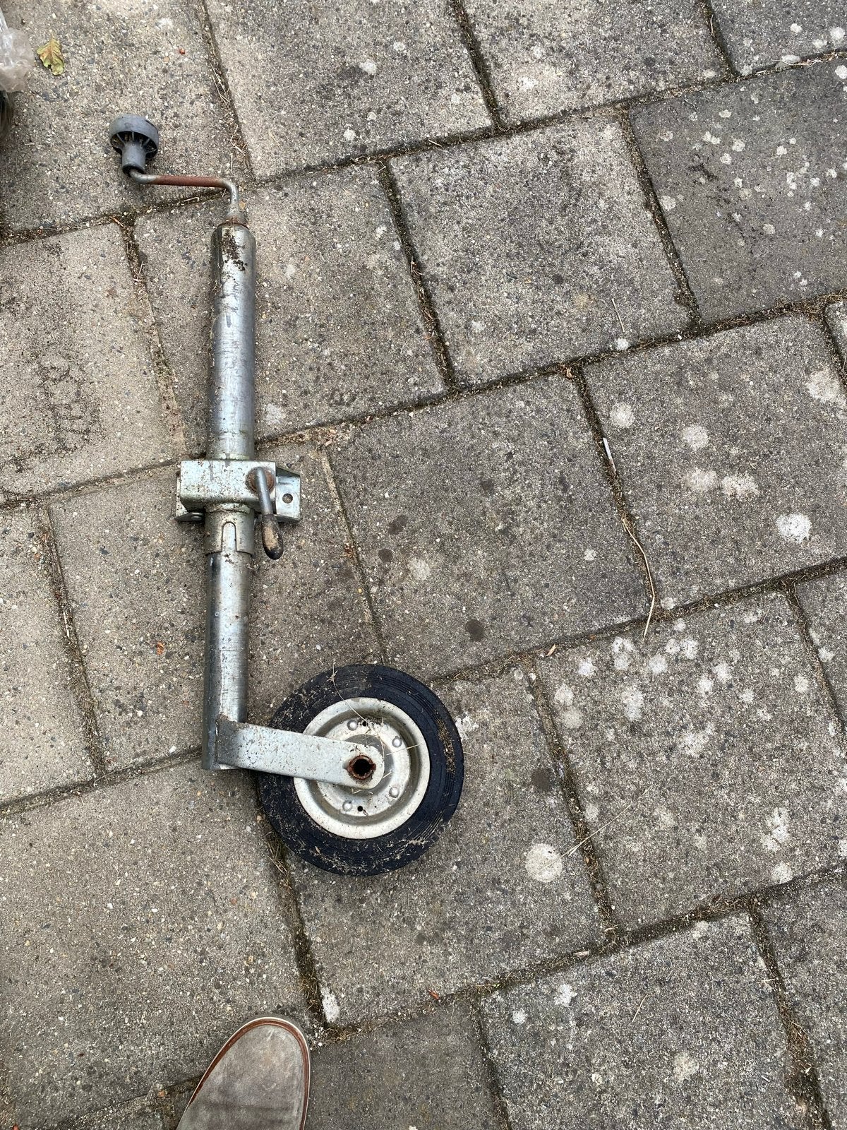 Gebruikt neuswiel voor aanhanger, Ophalen, Gebruikt