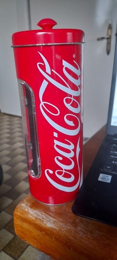 Voorraad blik coca cola voor koffie pads, Ophalen, Koffie