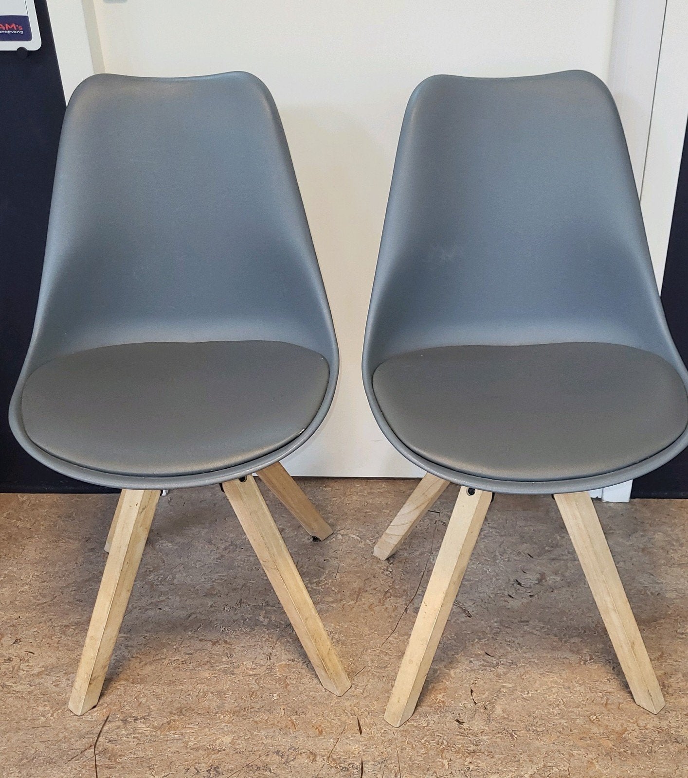 2 Scandinavische Eames stijl kuipstoelen eetkamer stoelen, Twee, Zo goed als nieuw, Grijs, .
