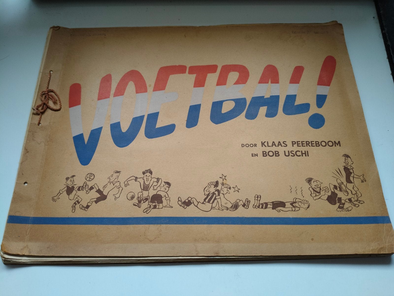 Voetbal Plaatjesalbum door Klaas Peereboom en Bob Uschi, Ophalen of Verzenden, Gelezen, Plaatjesalbum